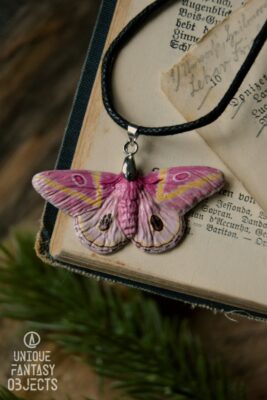 Naszyjnik z rzeźbą ćmy leucanella apollinaire (Unique Fantasy Objects)