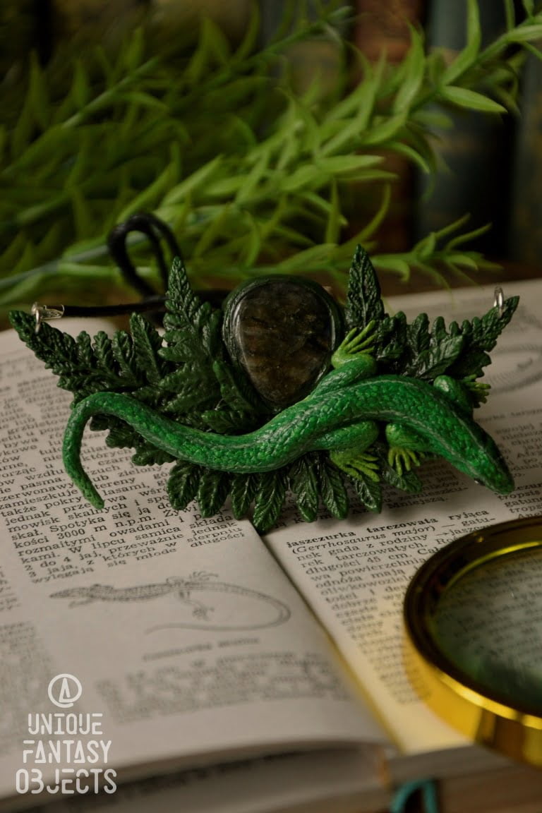 Naszyjnik z zieloną jaszczurką i labradorytem (Unique Fantasy Objects)