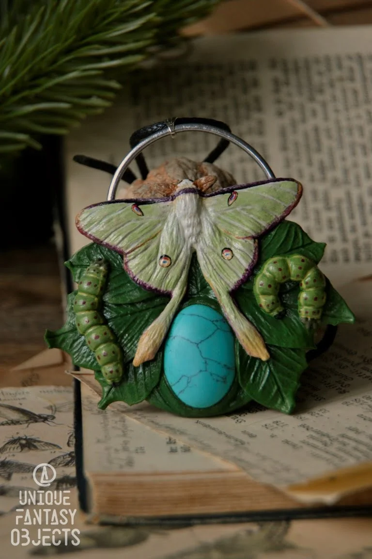 Naszyjnik z ćmą księżycówką amerykańską i howlitem (Unique Fantasy Objects)