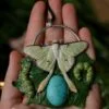 Naszyjnik z ćmą księżycówką amerykańską i howlitem (Unique Fantasy Objects)