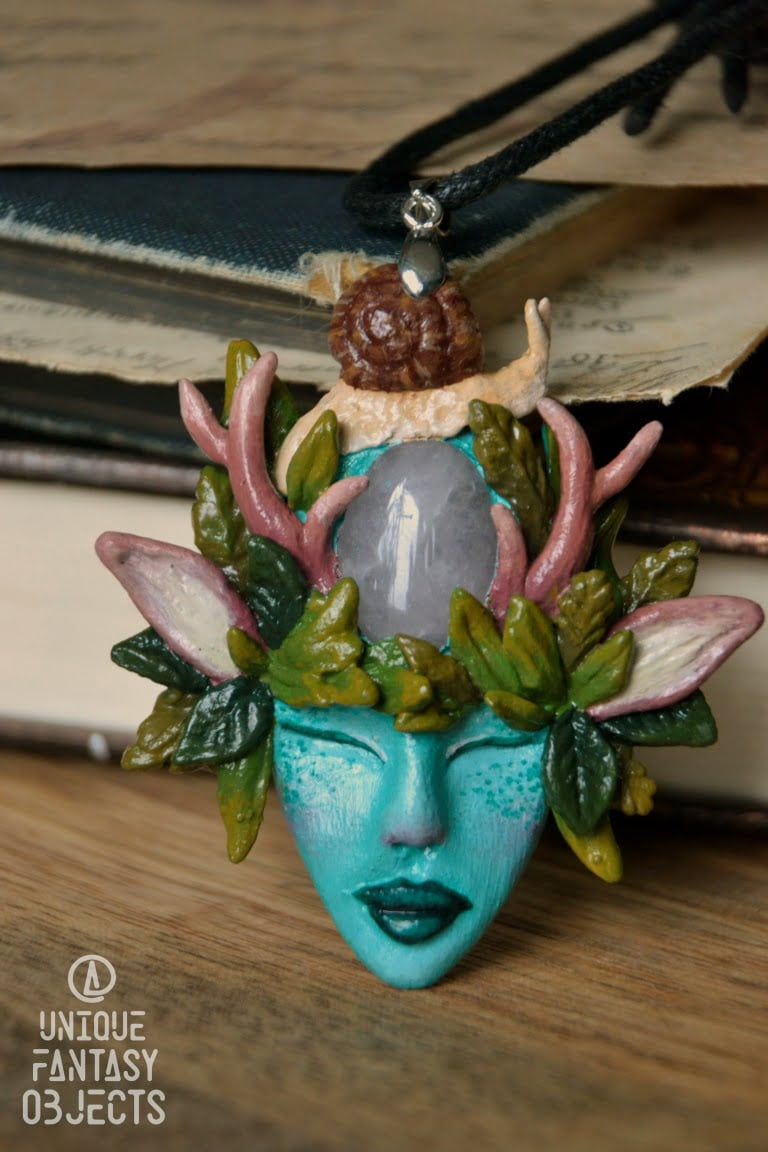 Naszyjnik z baśniowym elfem i kwarcem różowym (Unique Fantasy Objects)