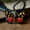 Naszyjnik z ćmą heraclia superba (Unique Fantasy Objects)