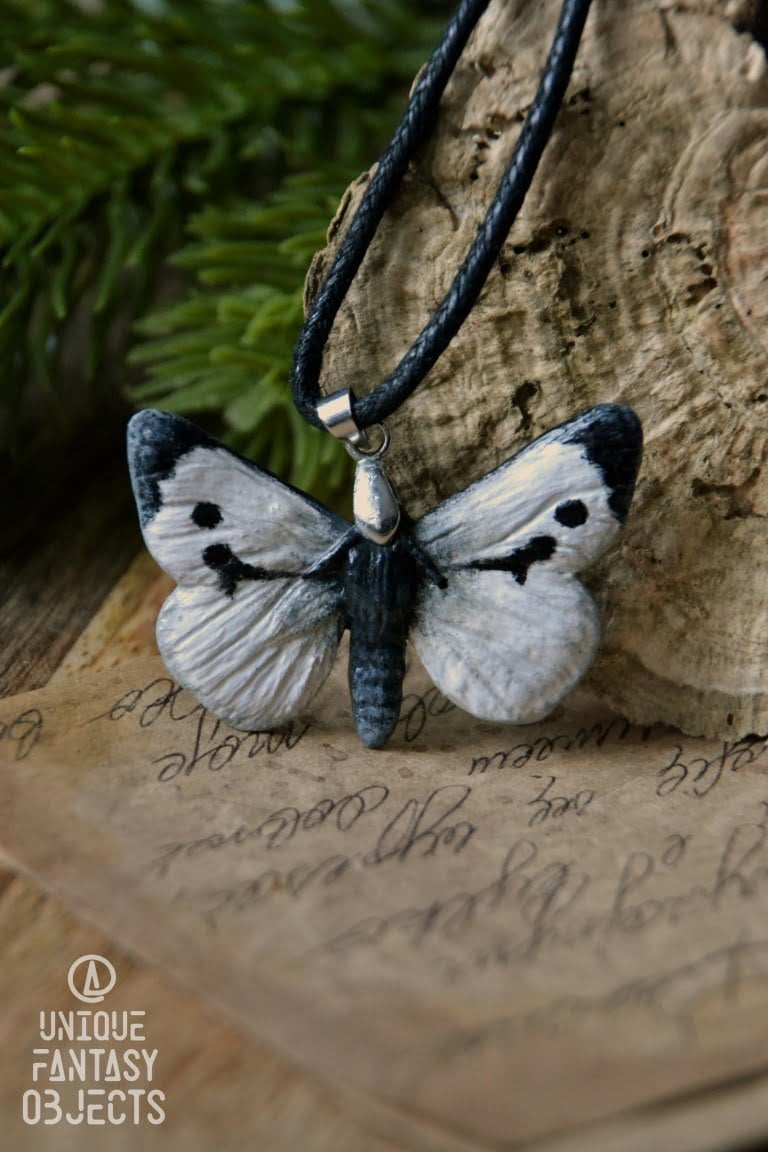 Naszyjnik z motylem bielinek kapustnik (Unique Fantasy Objects)