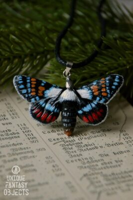 Naszyjnik z rzeźbą ćmy agarista agricola (Unique Fantasy Objects)