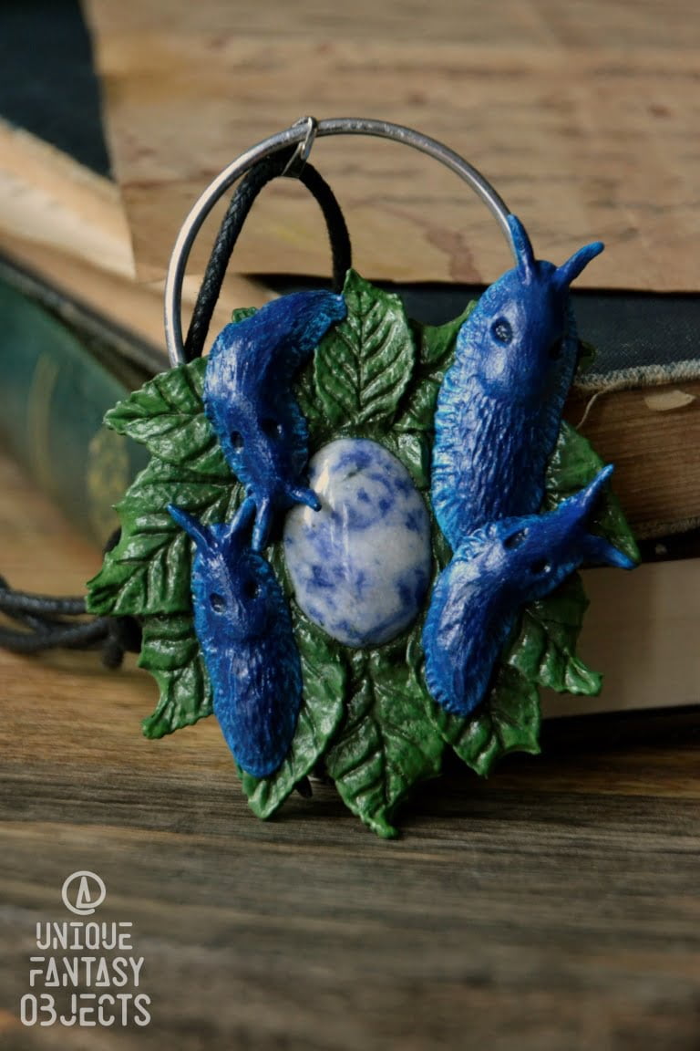 Naszyjnik ze ślimakiem pomrów błękitny i sodalitem (Unique Fantasy Objects)
