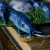 Naszyjnik ze ślimakiem pomrów błękitny i sodalitem (Unique Fantasy Objects)