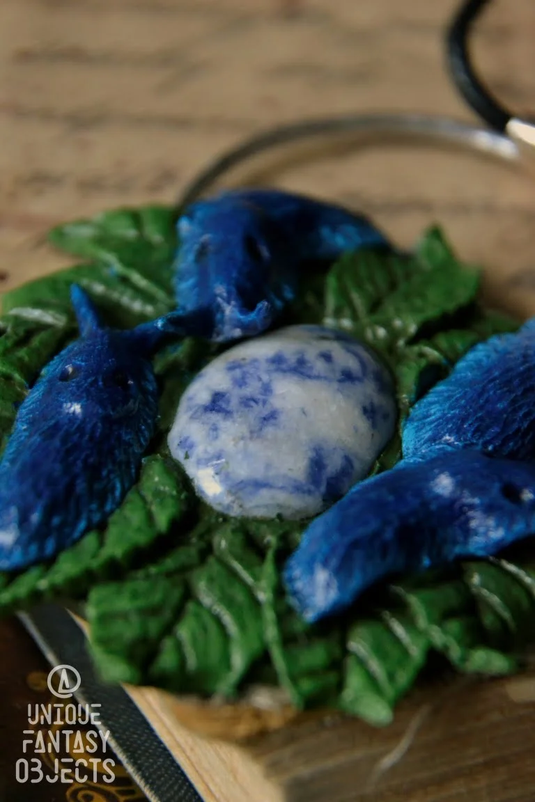 Naszyjnik ze ślimakiem pomrów błękitny i sodalitem (Unique Fantasy Objects)