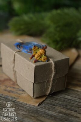 Pin z ćmą kometą (Unique Fantasy Objects)