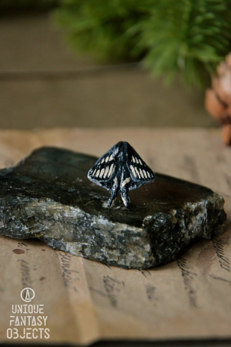 Przypinka z rzeźbą motyla lamproptera curiu (Unique Fantasy Objects)