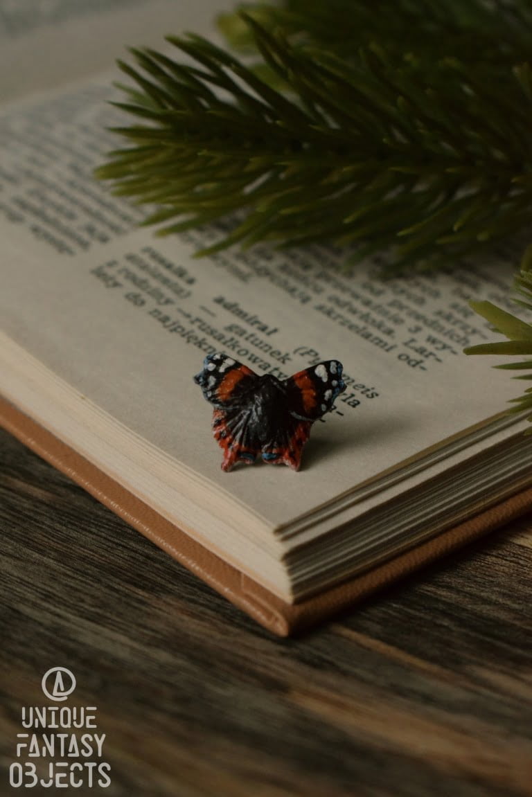 Przypinka z rzeźbą motyla rusałka admirał (Unique Fantasy Objects)