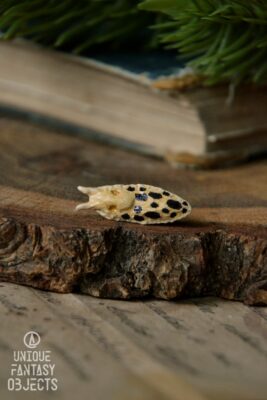 Przypinka z rzeźbą ślimaka bananowego (Unique Fantasy Objects)