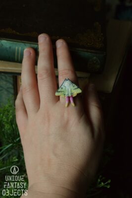 Regulowany pierścionek z rzeźbą ćmy actias selene (Unique Fantasy Objects)