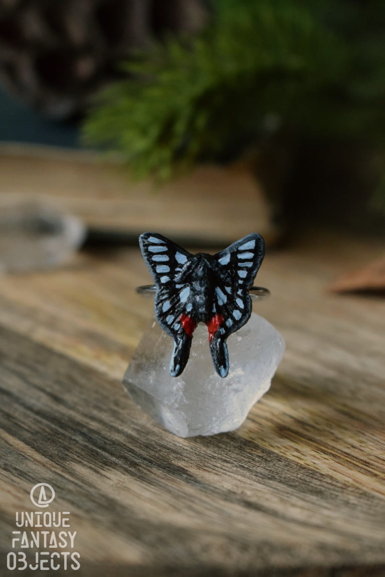 Regulowany pierścionek z rzeźbą motyla chorinea octauius (Unique Fantasy Objects)