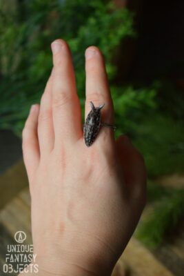 Regulowany pierścionek z rzeźbą ślimaka pomrów wielki (Unique Fantasy Objects)