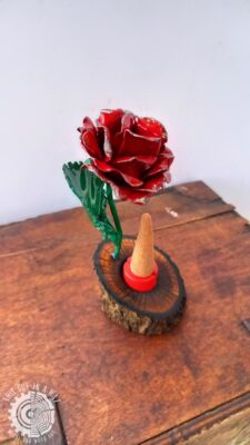 Metalowa rzeźba róży z podkładką na kadzidełko (This Guy in a Hat)