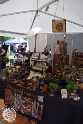 Stoisko na konwencie (This Guy in a Hat)