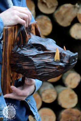 Drewniana rzeźba dzika (This Guy in a Hat)