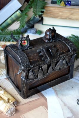 Drewniana skrzynka mimik żabol (This Guy in a Hat)