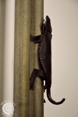 Metalowy uchwyt w kształcie jaszczurki (This Guy in a Hat)