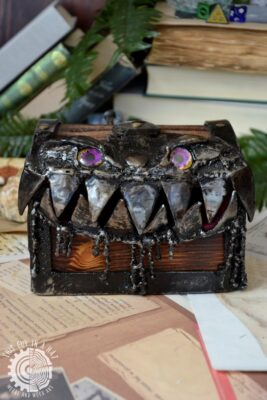 Drewniana skrzynka mimik z zębami (This Guy in a Hat)