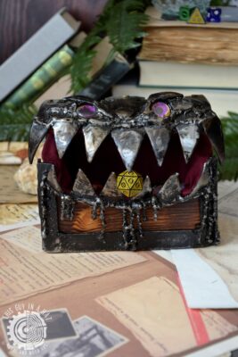 Drewniana skrzynka mimik z zębami (This Guy in a Hat)