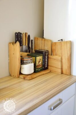 Drewniany stojak na noże (This Guy in a Hat)