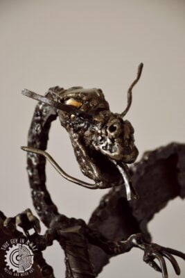 Metalowa rzeźba smoka (This Guy in a Hat)