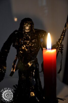 Drewniany świecznik z metalową rzeźbą śmierci (This Guy in a Hat)