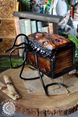 Drewniana skrzynka mimik z mackami (This Guy in a Hat)