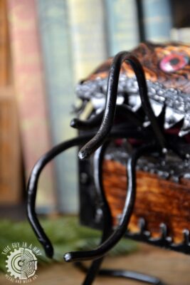 Drewniana skrzynka mimik z mackami (This Guy in a Hat)