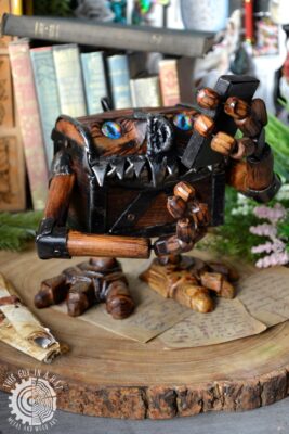 Drewniana skrzynka mimik influencer (This Guy in a Hat)