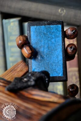 Drewniana skrzynka mimik influencer (This Guy in a Hat)