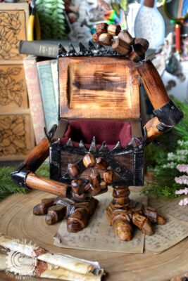 Drewniana skrzynka mimik influencer (This Guy in a Hat)