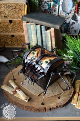 Drewniana skrzynka mimik pająk (This Guy in a Hat)