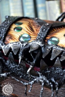 Drewniana skrzynka mimik pająk (This Guy in a Hat)