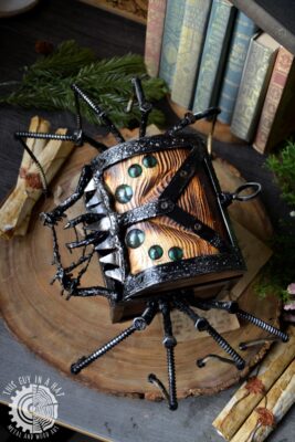 Drewniana skrzynka mimik pająk (This Guy in a Hat)