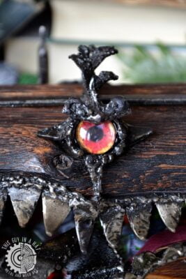 Drewniana skrzynka mimik cyklop (This Guy in a Hat)