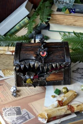 Drewniana skrzynka mimik cyklop (This Guy in a Hat)