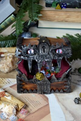 Drewniana skrzynka mimik z zębami (This Guy in a Hat)