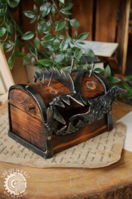 Drewniana skrzynka mimik krejzol (This Guy in a Hat)