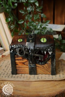 Drewniana skrzynka mimik klucznik (This Guy in a Hat)