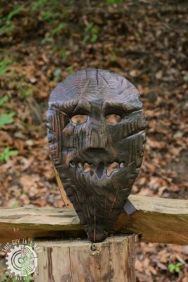 Drewniana maska karaboszka (This Guy in a Hat)