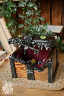 Drewniana skrzynka mimik klucznik (This Guy in a Hat)