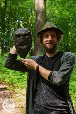 Drewniana maska karaboszka (This Guy in a Hat)