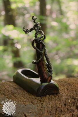 Metalowo drewniany otwieracz w kształcie gałęzi (This Guy in a Hat)