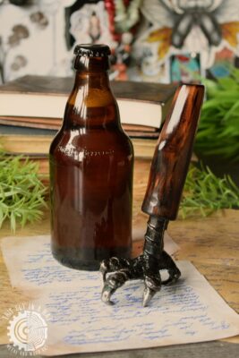 Metalowo drewniany otwieracz w kształcie łapy (This Guy in a Hat)