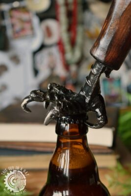 Metalowo drewniany otwieracz w kształcie łapy (This Guy in a Hat)