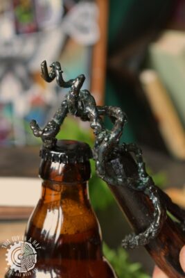 Metalowo drewniany otwieracz w kształcie gałęzi (This Guy in a Hat)