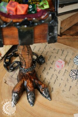 Drewniana skrzynka mimik na kurzej nóżce (This Guy in a Hat)