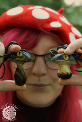 Naszyjniki z grzyby z oczami (This Guy in a Hat)